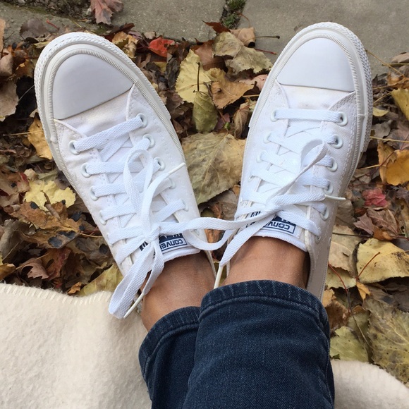 ✅PRICE is FIRM ✅CONVERSE CHUCK WHITE SNEAKERS